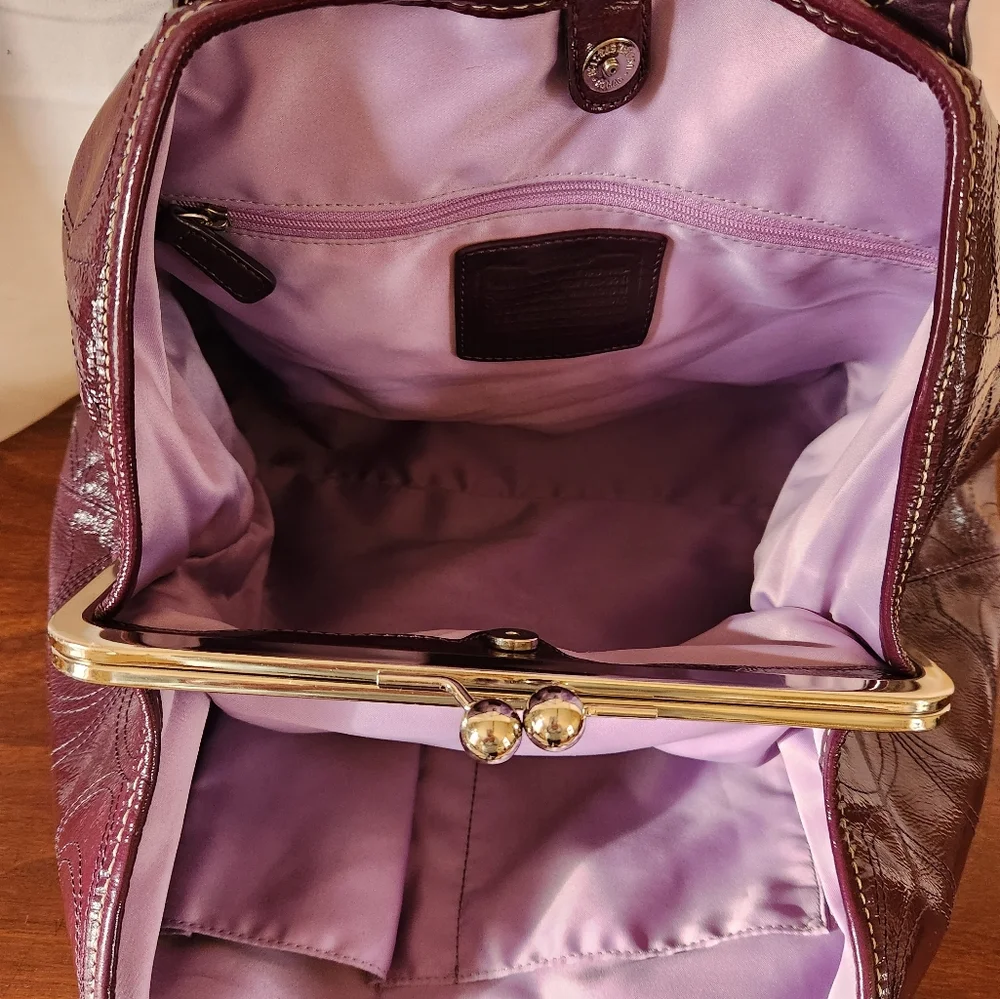 Spotless deep plum "Nora" Kisslock in patent leather. - Picture 7 of 11